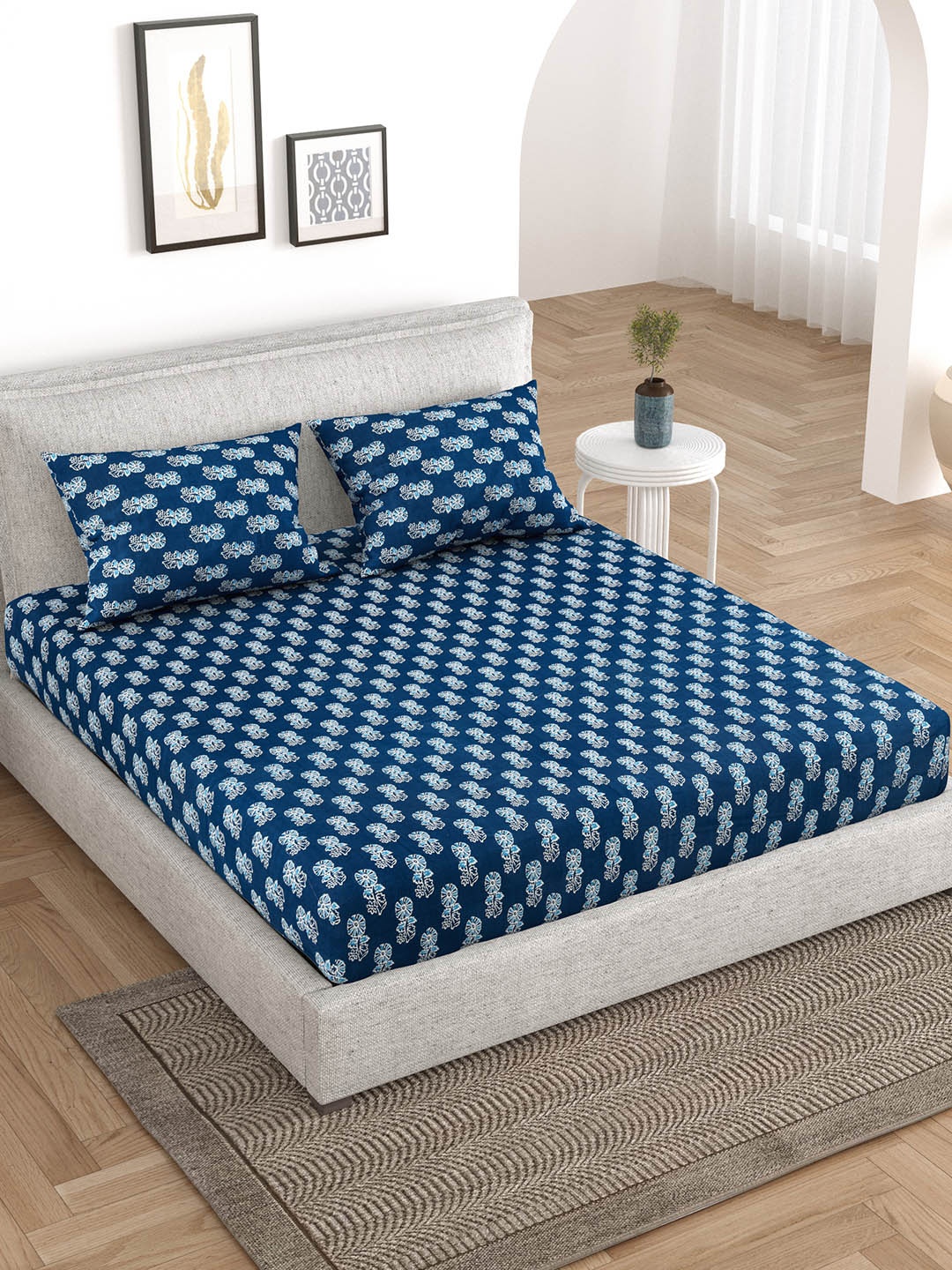 

BELLA CASA Blue & White Ethnic Motifs 200 TC Cotton King Bedsheet With 2 Pillow Covers