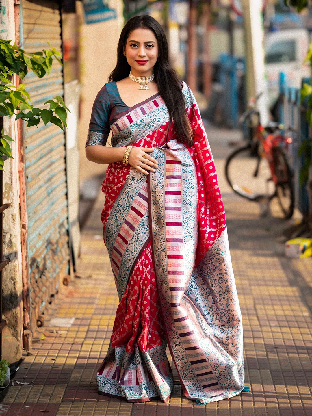 

Mitera Ethnic Motifs Woven Design Zari Banarasi Saree, Pink