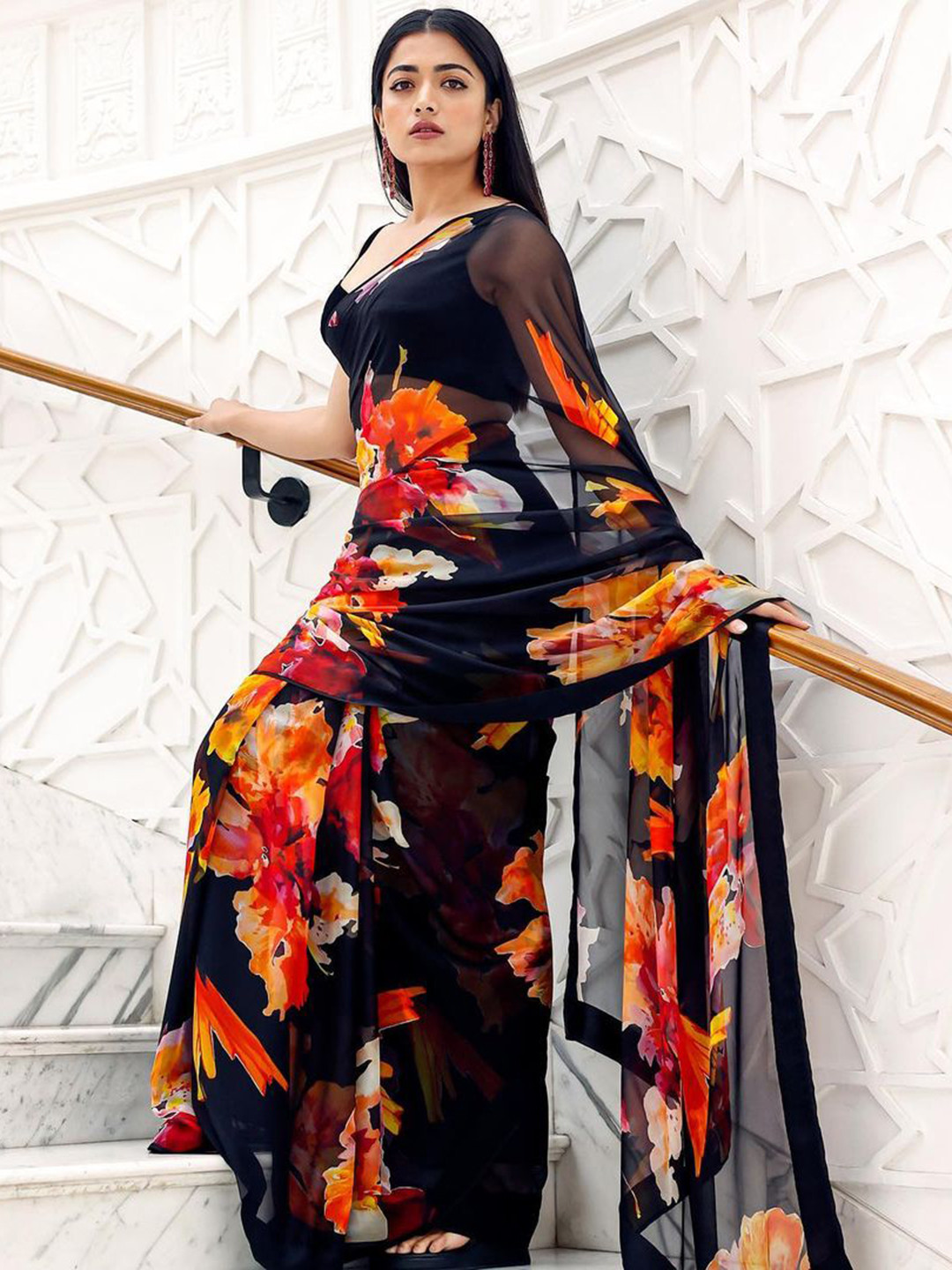 

BHARODIYA ENTERPRISES Floral Printed Saree, Black