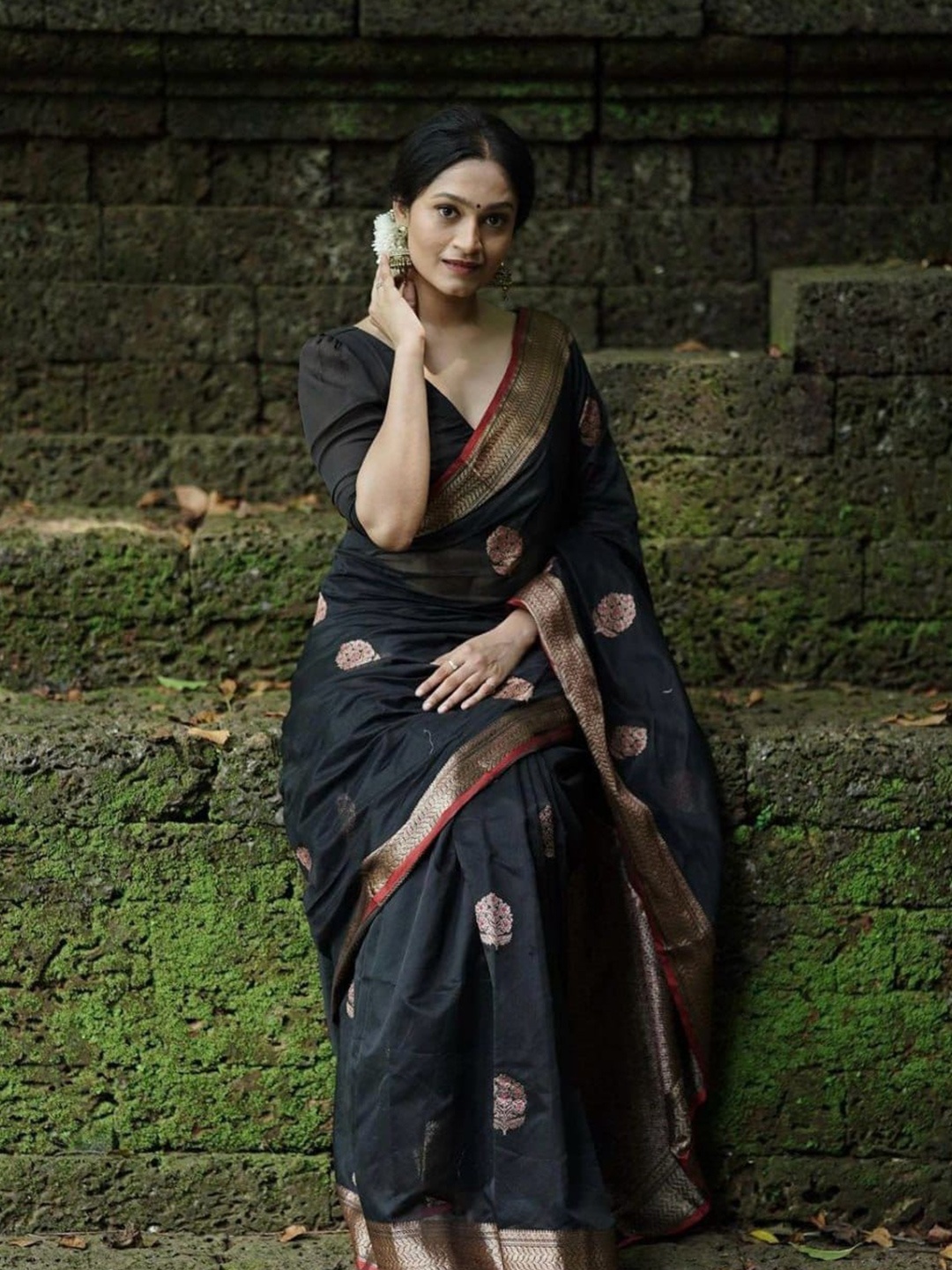 

bansari textiles Ethnic Motifs Woven Design Zari Pure Silk Kanjeevaram Saree, Black