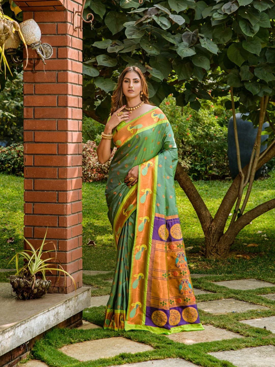 

CANIZZARO Woven Design Ethnic Motifs Zari Pure Silk Paithani Saree, Green