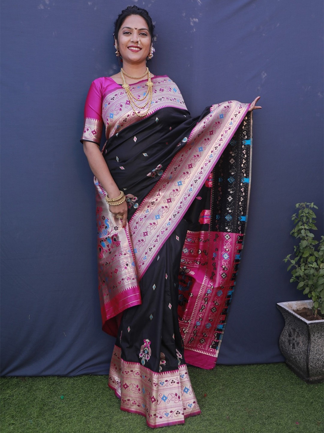 

CANIZZARO Woven Design Ethnic Motifs Zari Pure Silk Paithani Saree, Black