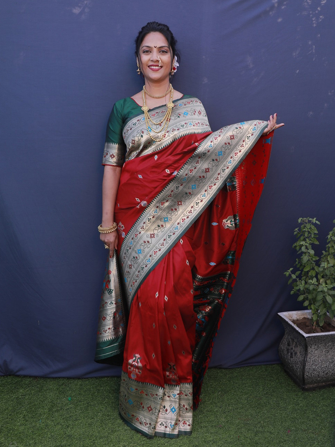 

CANIZZARO Woven Design Ethnic Motifs Zari Pure Silk Paithani Saree, Red