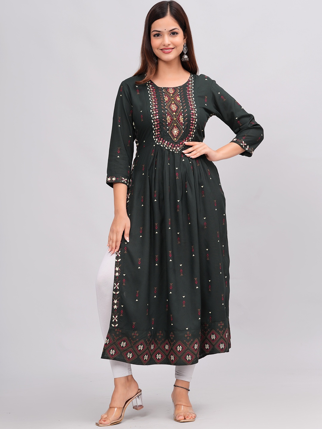 

SAABHI Round Neck Ethnic Printed Sequinned Straight Kurta, Green