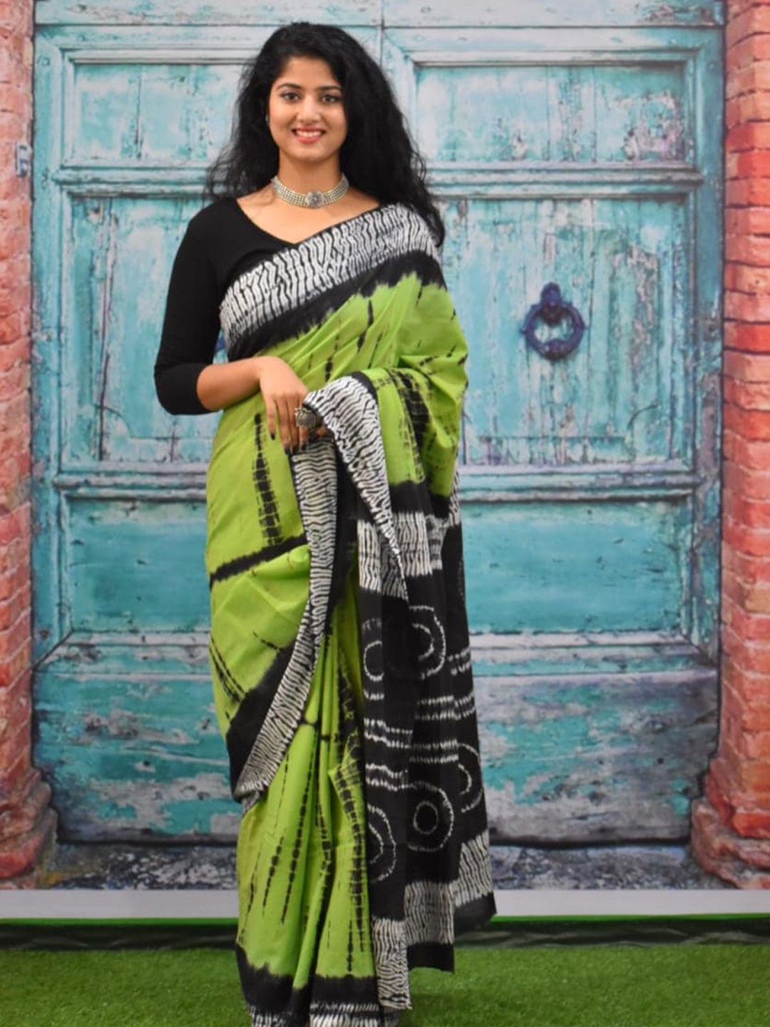 

NIKHILAM Embellished Pure Cotton Ikat Saree, Green