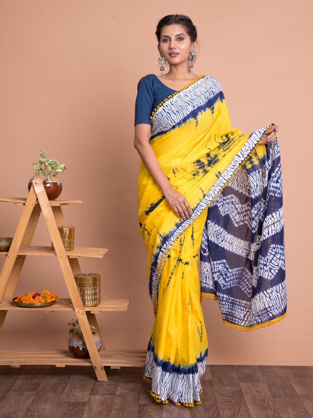 

NIKHILAM Tie and Dye Pure Cotton Block Print Saree, Yellow