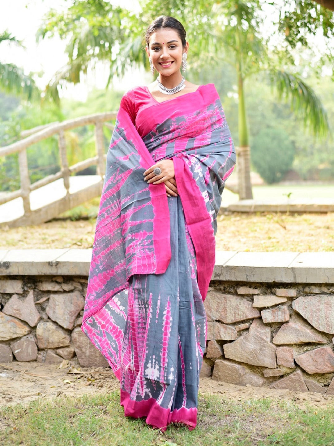 

NIKHILAM Tie & Dye Printed Mulmul Cotton Bagru Saree, Pink