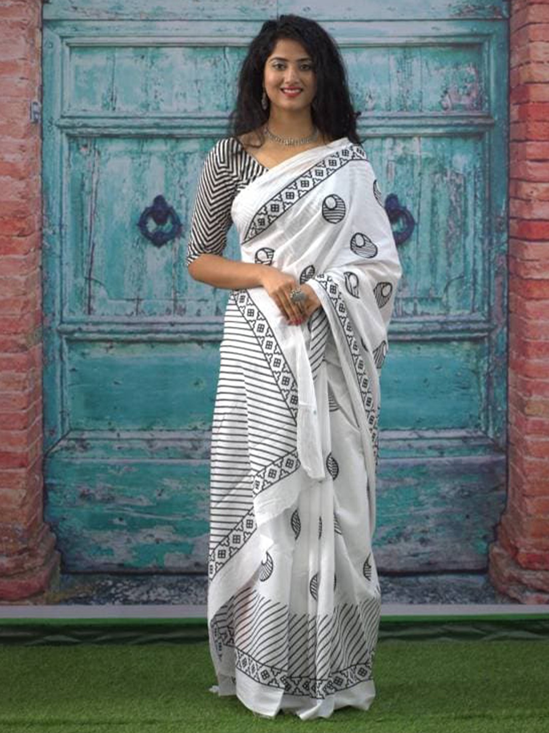 

NIKHILAM Geometric Printed Pure Cotton Saree, White