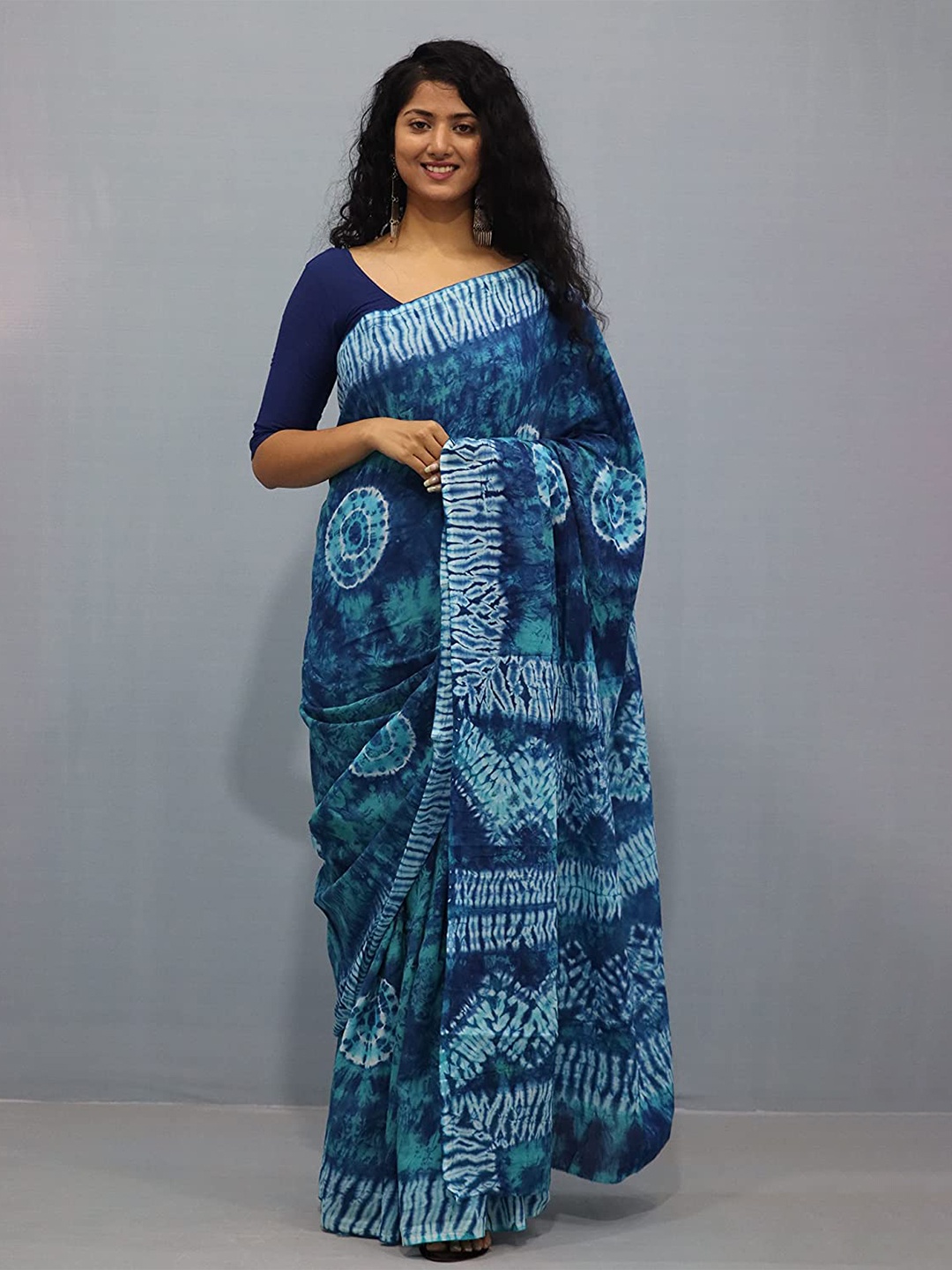 

NIKHILAM Tie & Dye Printed Mulmul Cotton Block Print Saree, Blue