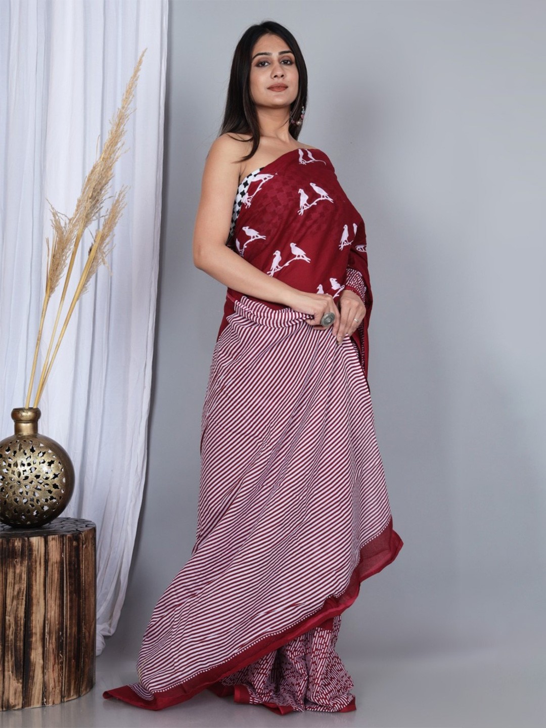 

NIKHILAM Abstract Printed Mulmul Cotton Block Print Saree, Maroon