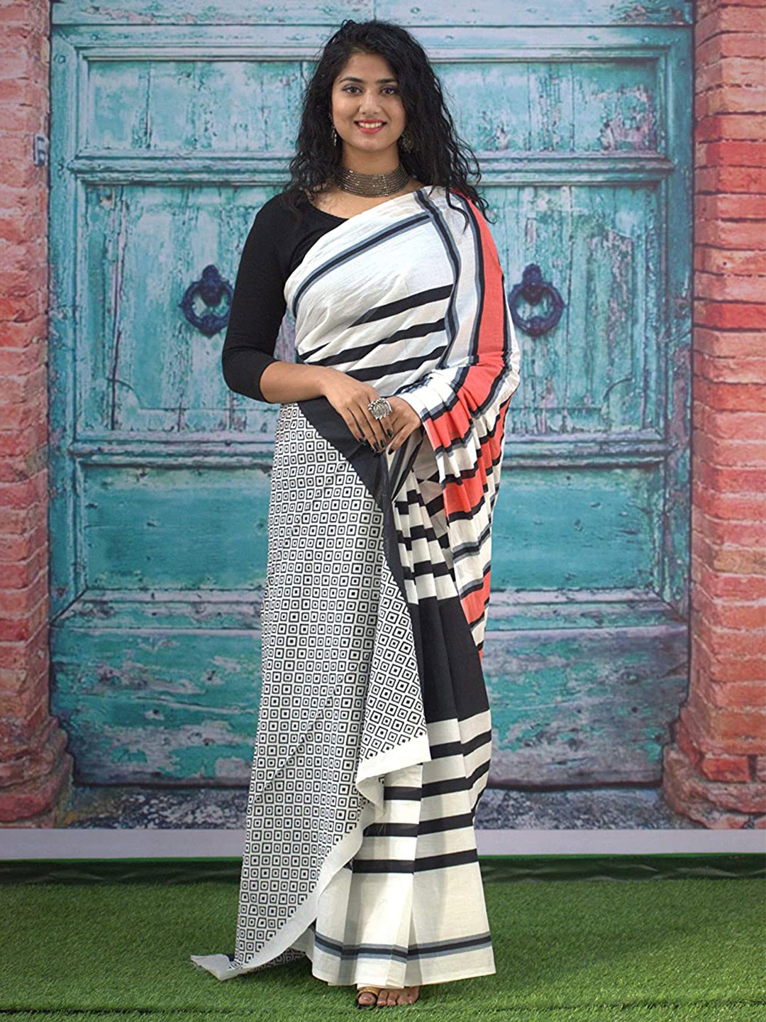

NIKHILAM Striped Printed Mulmul Cotton Bagru Saree, White