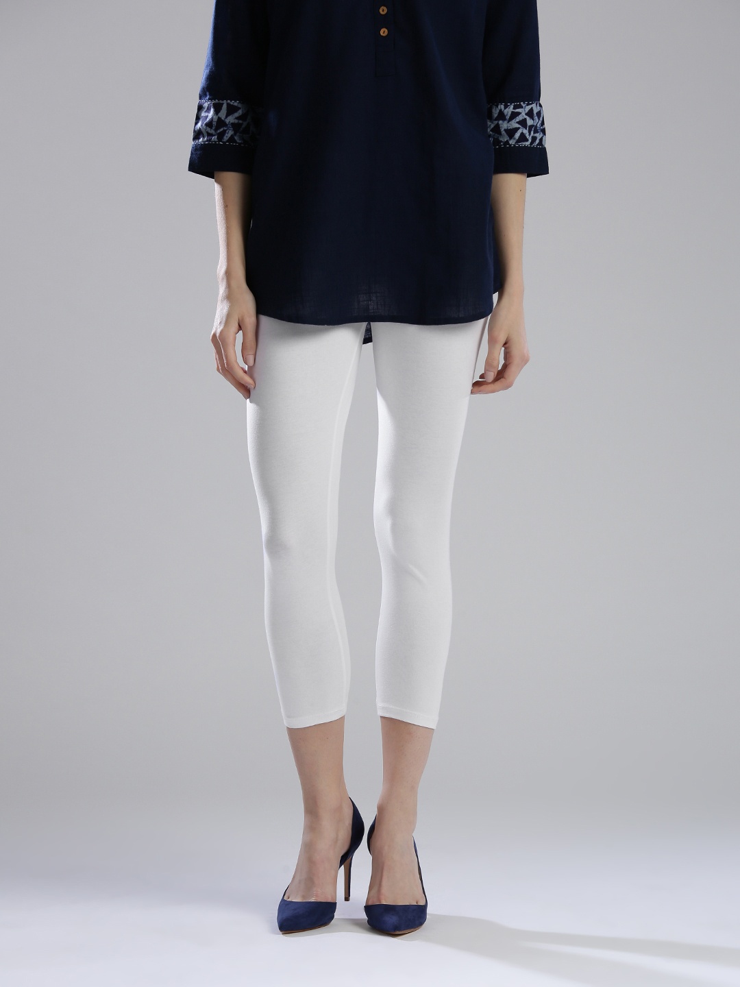 

W White 3/4th Leggings