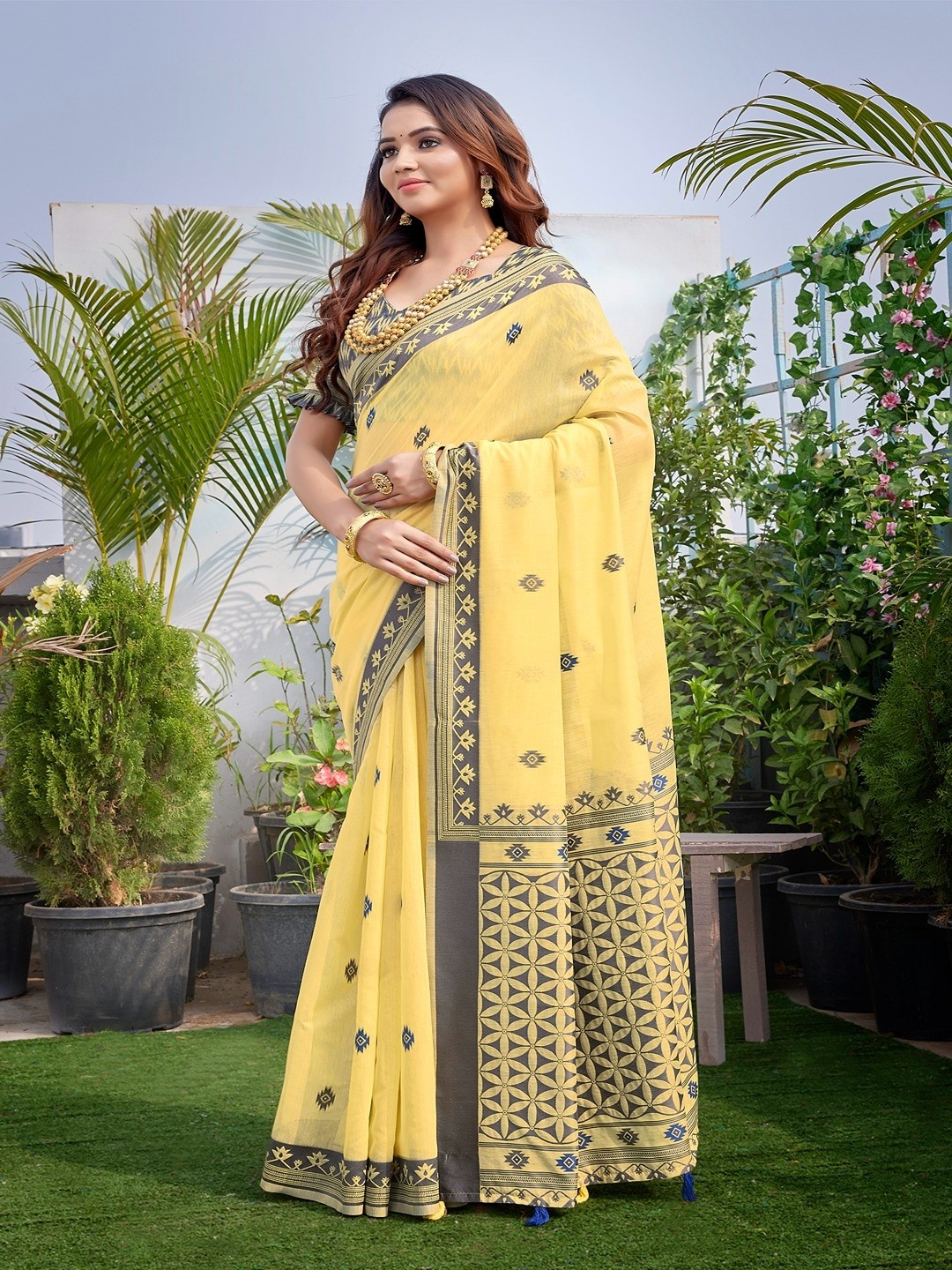 

Vilochan Ethnic Motifs Woven Design Zari Pure Silk Banarasi Saree, Yellow