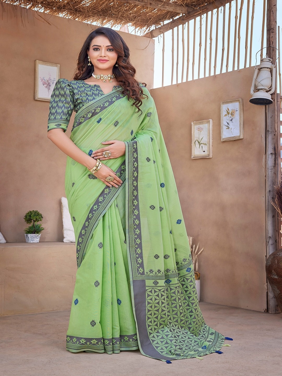 

Vilochan Geometric Woven Design Zari Pure Silk Banarasi Saree, Green