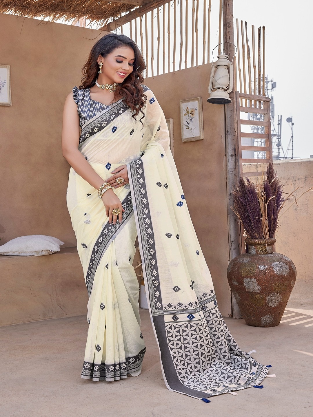 

Vilochan Geometric Woven Design Zari Pure Silk Banarasi Saree, Cream