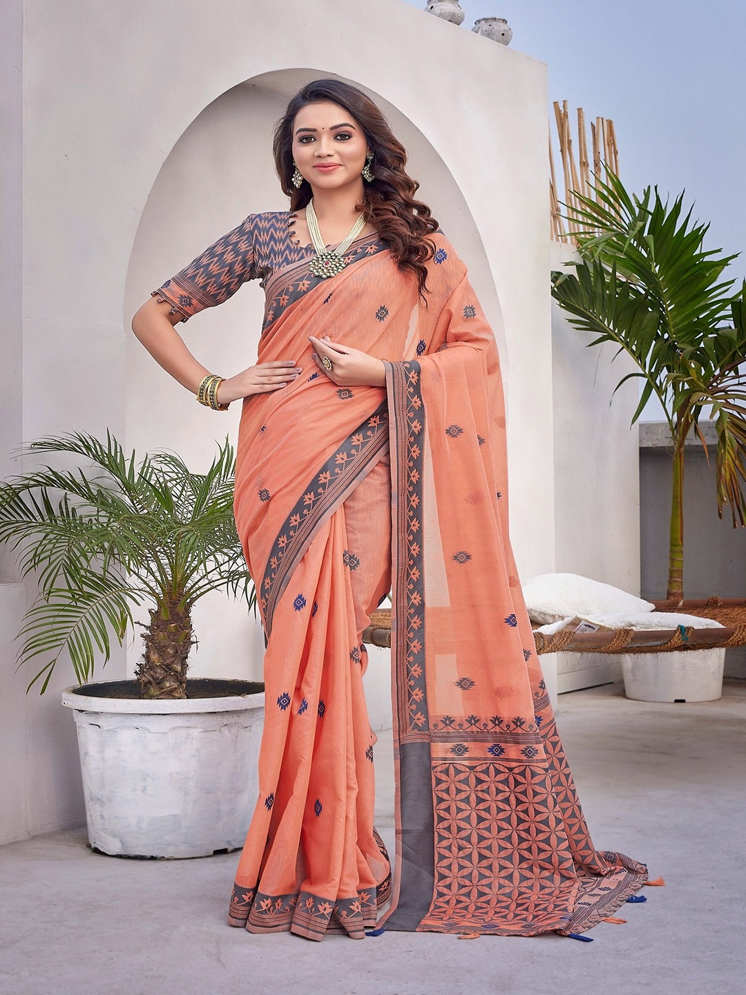 

Vilochan Geometric Woven Design Pure Silk Banarasi Saree, Peach