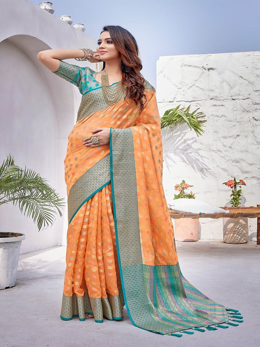 

Vilochan Floral Woven Design Zari Pure Silk Banarasi Saree, Peach