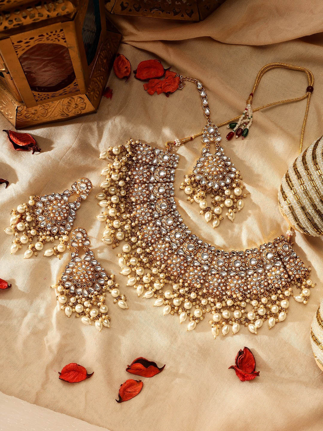 

AARSHVI Gold-Plated Kundan Stone-Studded Jewellery Set