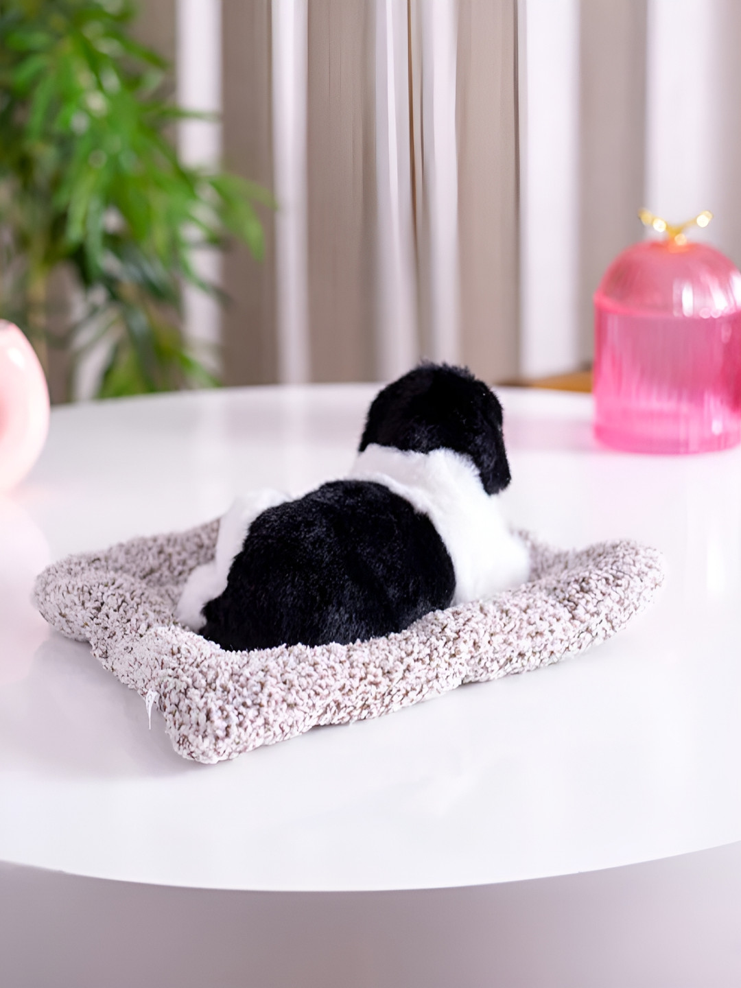 

THEDECORKART White & Black Figurine Showpiece