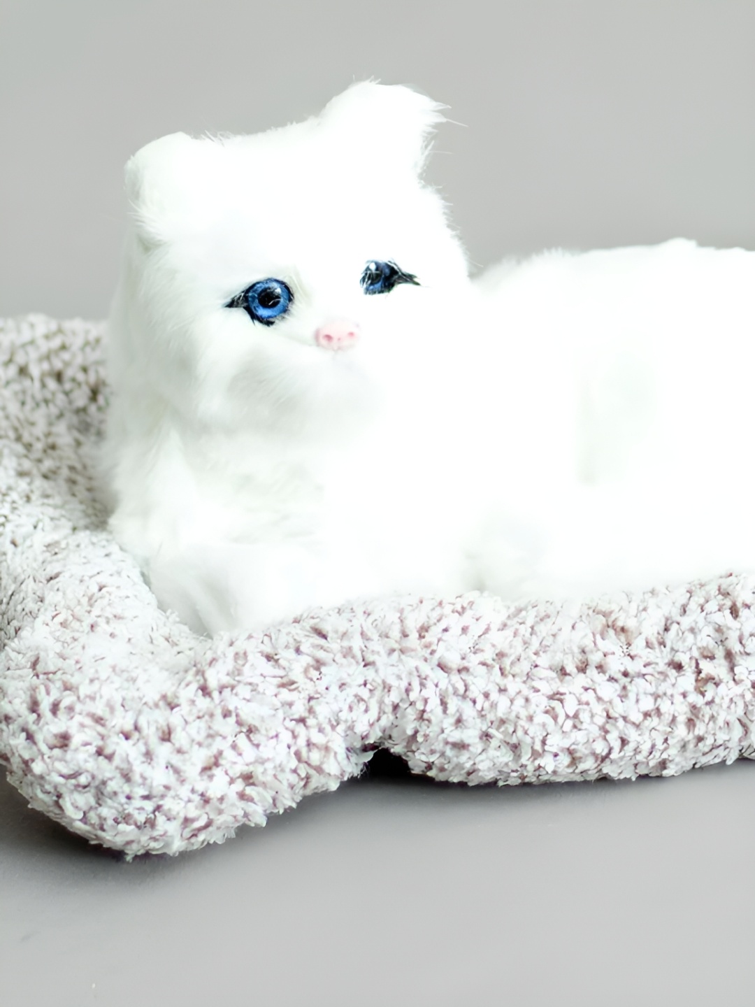 

THEDECORKART White & Blue Figurine Showpiece