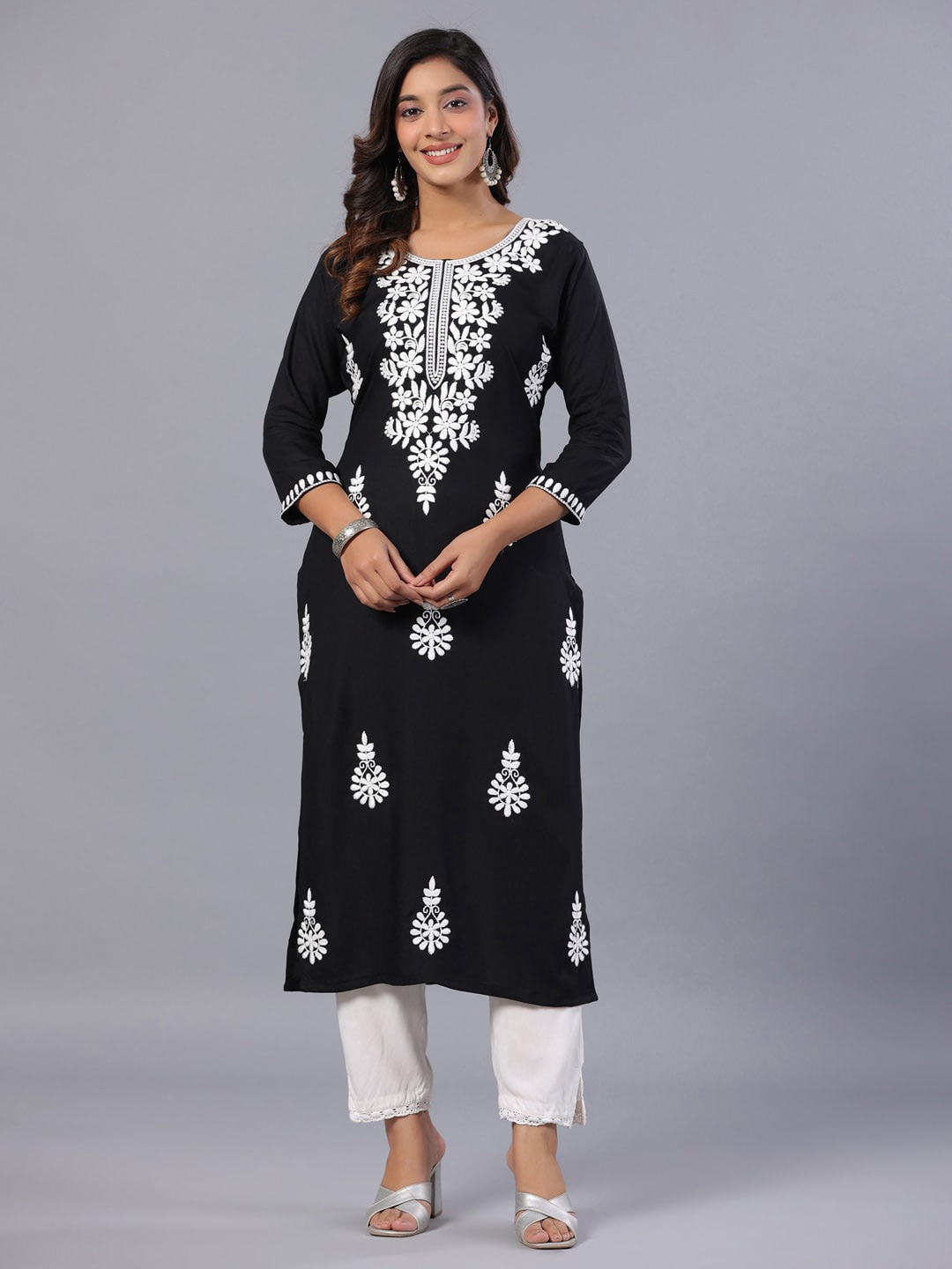 

Amchoor Round Neck Embroidered Straight Kurta, Black