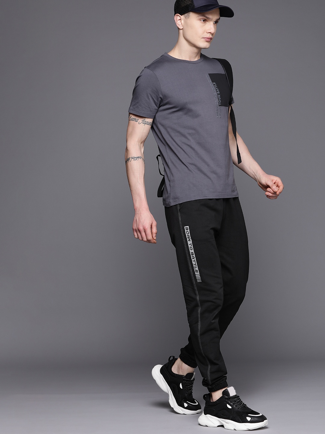 

HRX by Hrithik Roshan Men Typography Print Regular Fit Joggers, Black