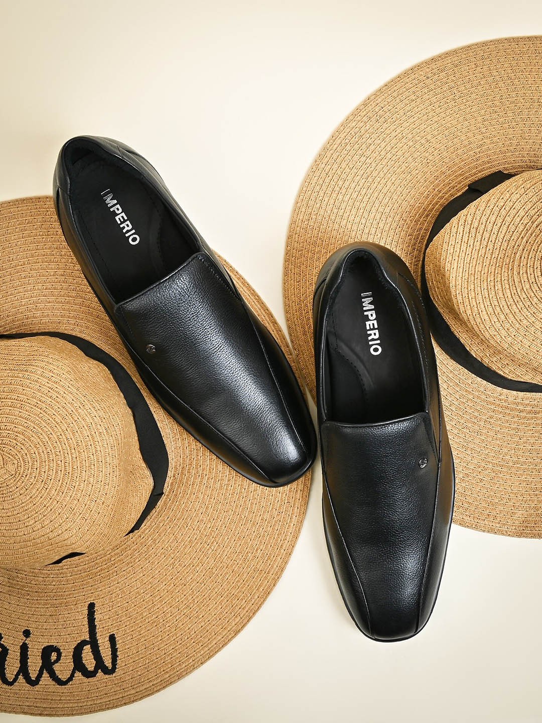 

Regal Men Textured Leather Formal Loafers, Black