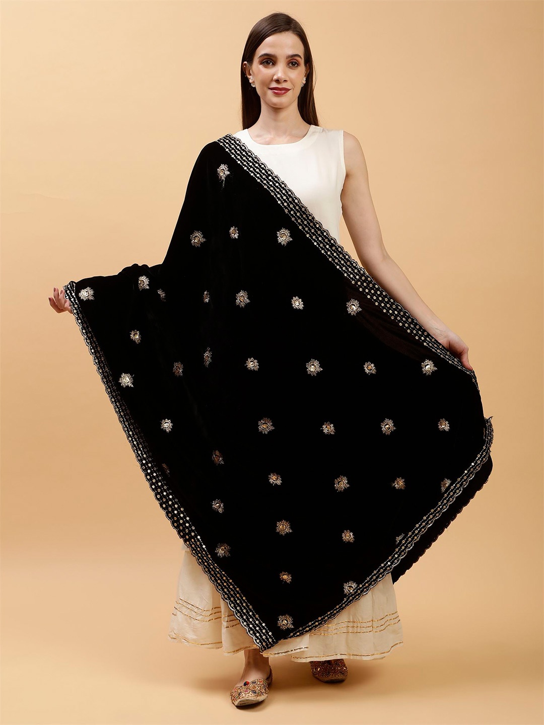 

Moda Chales Embroidered Velvet Dupatta, Black