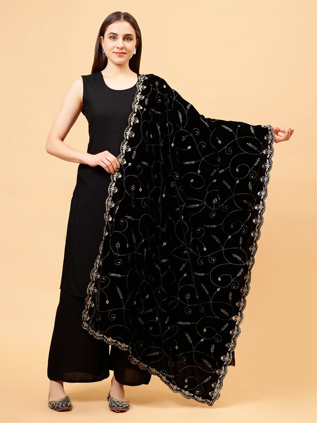 

Moda Chales Embroidered Velvet Dupatta, Black