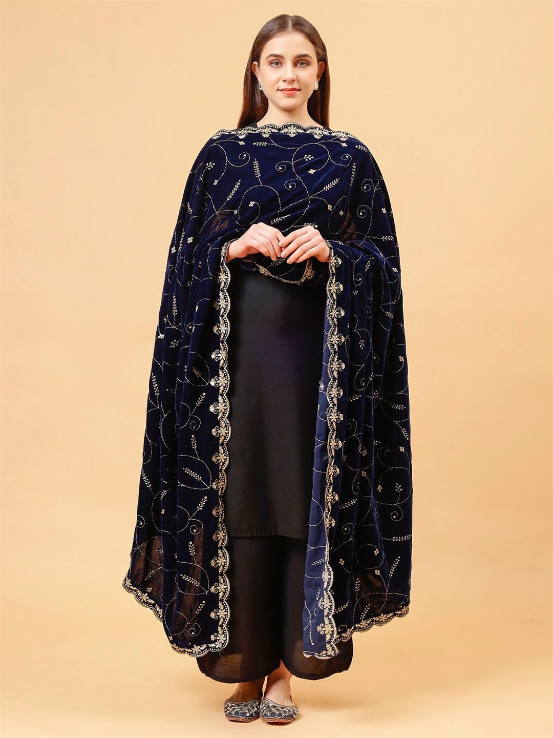 

Moda Chales Floral Embroidered Velvet Dupatta, Blue