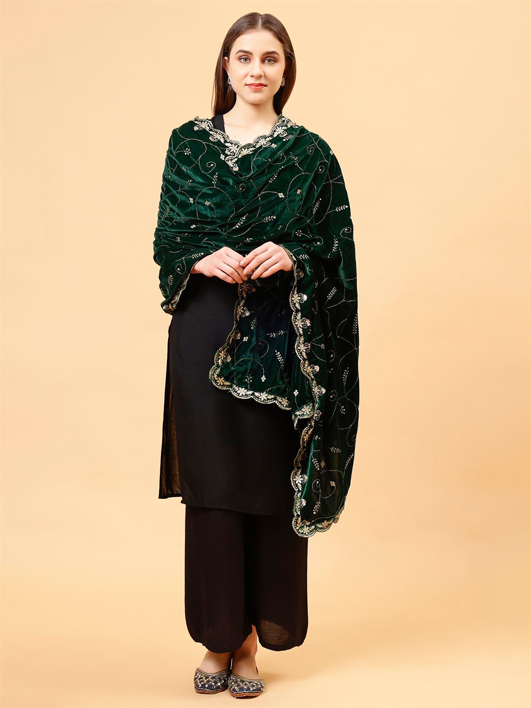 

Moda Chales Embroidered Velvet Dupatta with Sequinned, Green