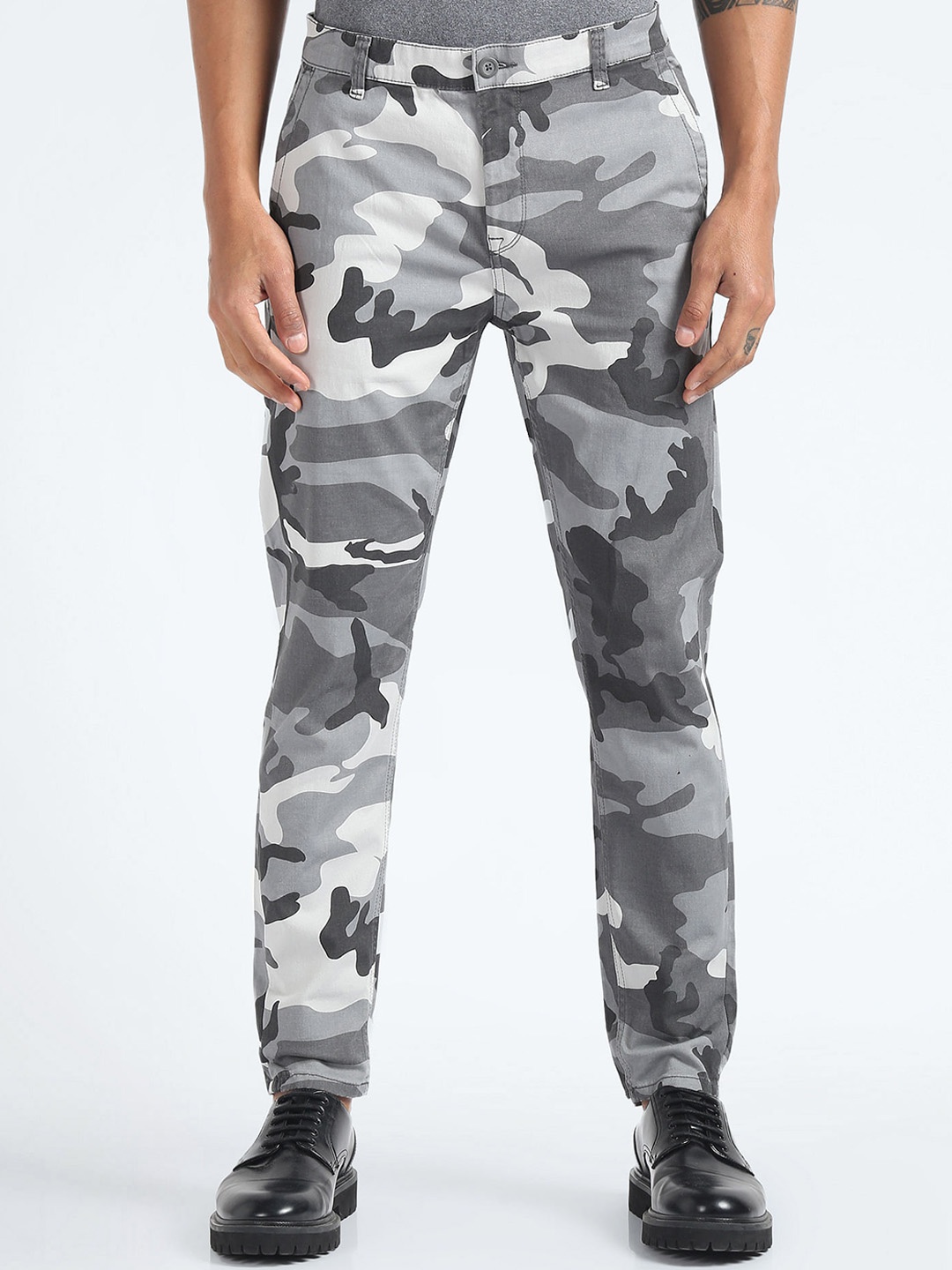 

Flying Machine Men Camouflage Printed Tapered Fit Cargo Trouser, Grey