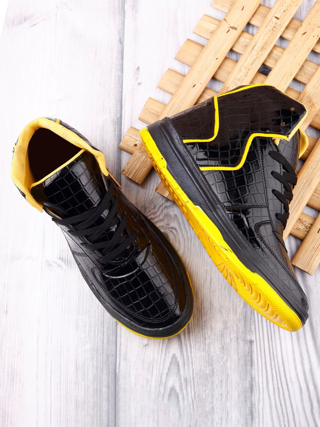 

Woakers Men Textured Contrast Sole Mid-Top Lace-Ups Sneakers, Black