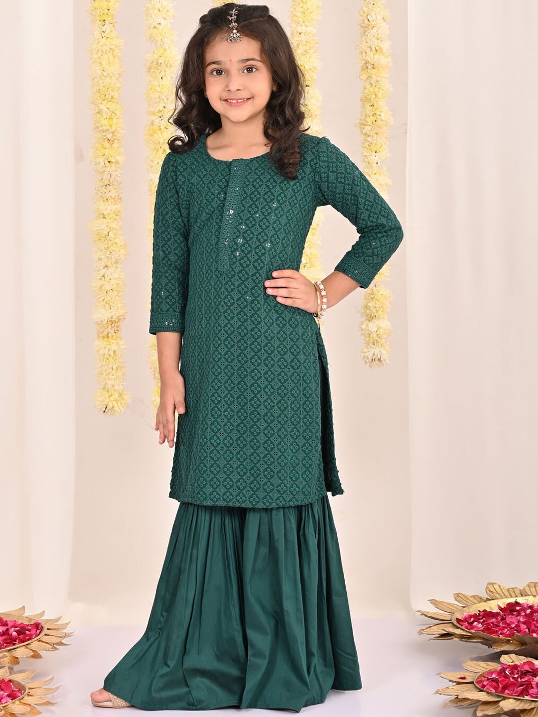 

VASTRAMAY Girls Ethnic Motifs Sequinned Embroidered Kurta With Trousers, Green