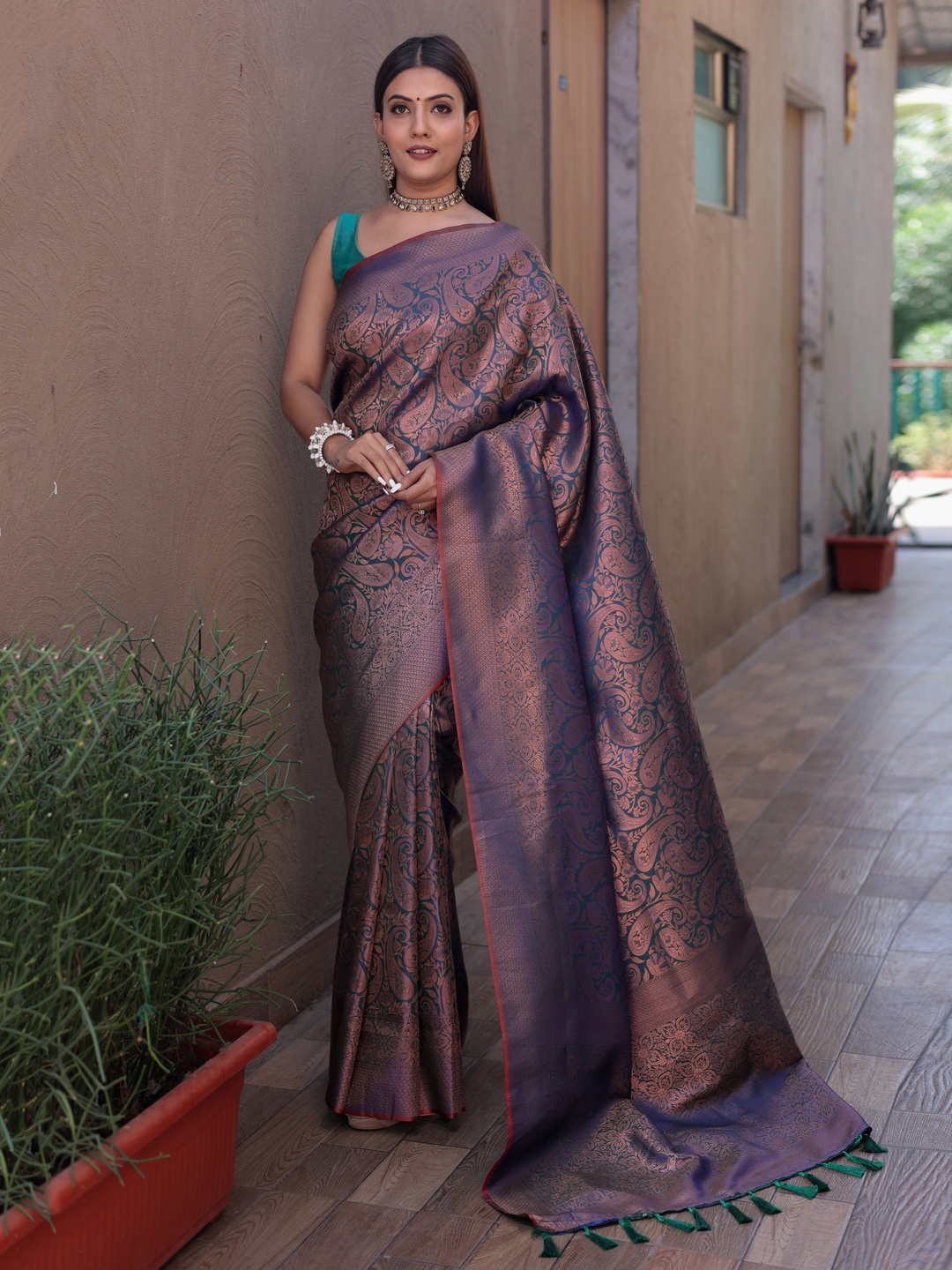 

Kandora Woven Design Zari Kanjeevaram Saree, Navy blue