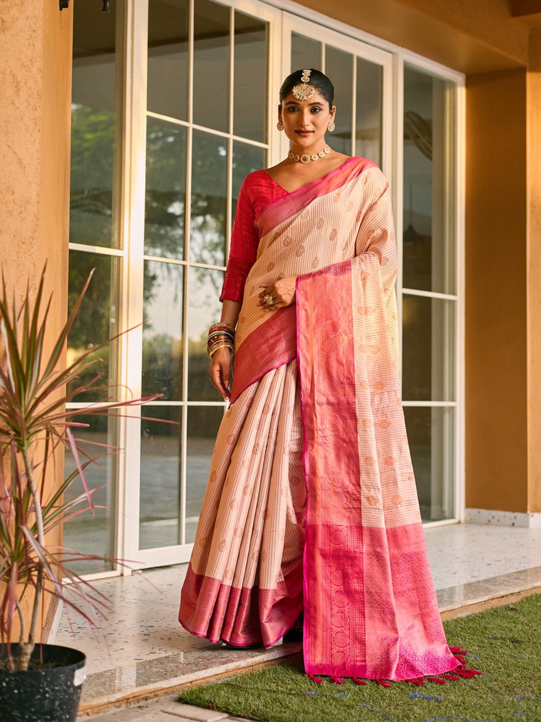 

Kandora Ethnic Motifs Zari Banarasi Saree, Peach
