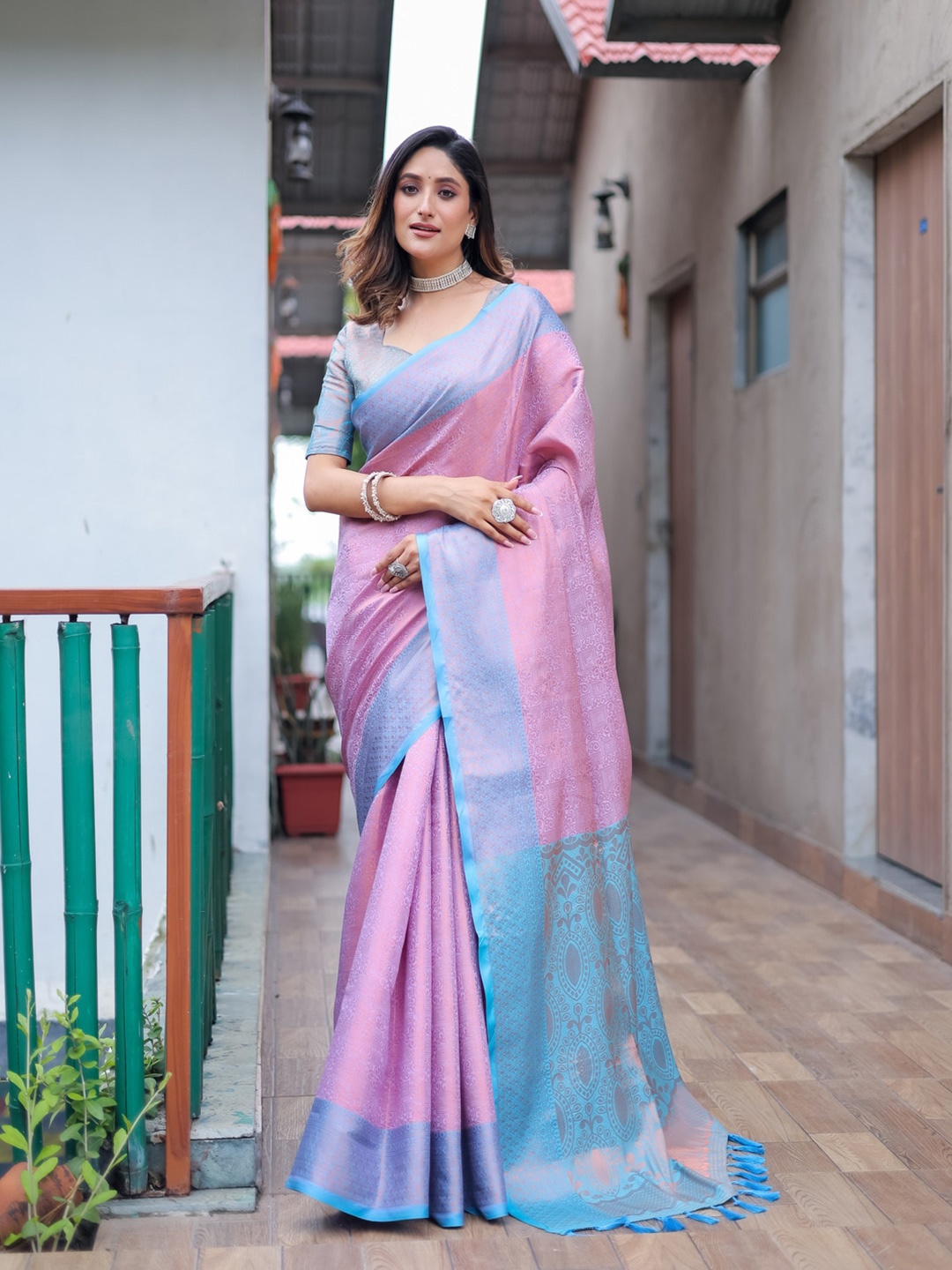 

Kandora Ethnic Motifs Woven Design Zari Kanjeevaram Silk Saree, Pink