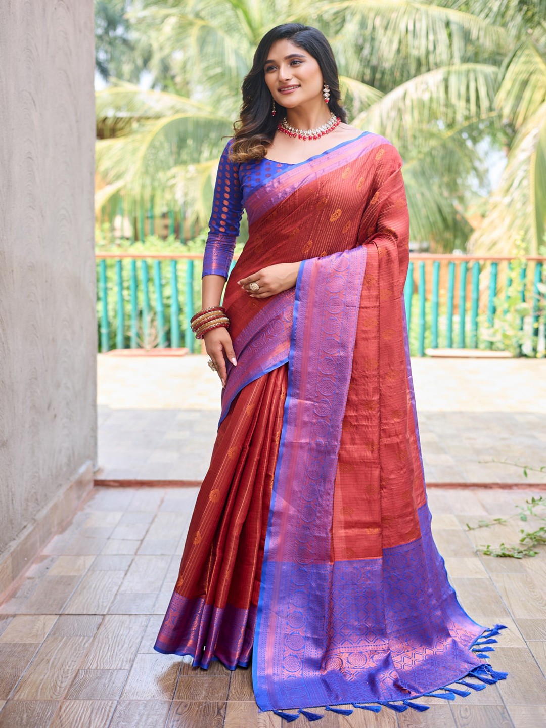 

Kandora Ethnic Motifs Woven Design Zari Banarasi Saree, Red