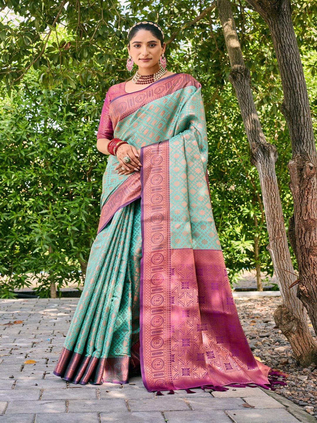 

Kandora Ethnic Motifs Woven Design Zari Kanjeevaram Silk Saree, Green
