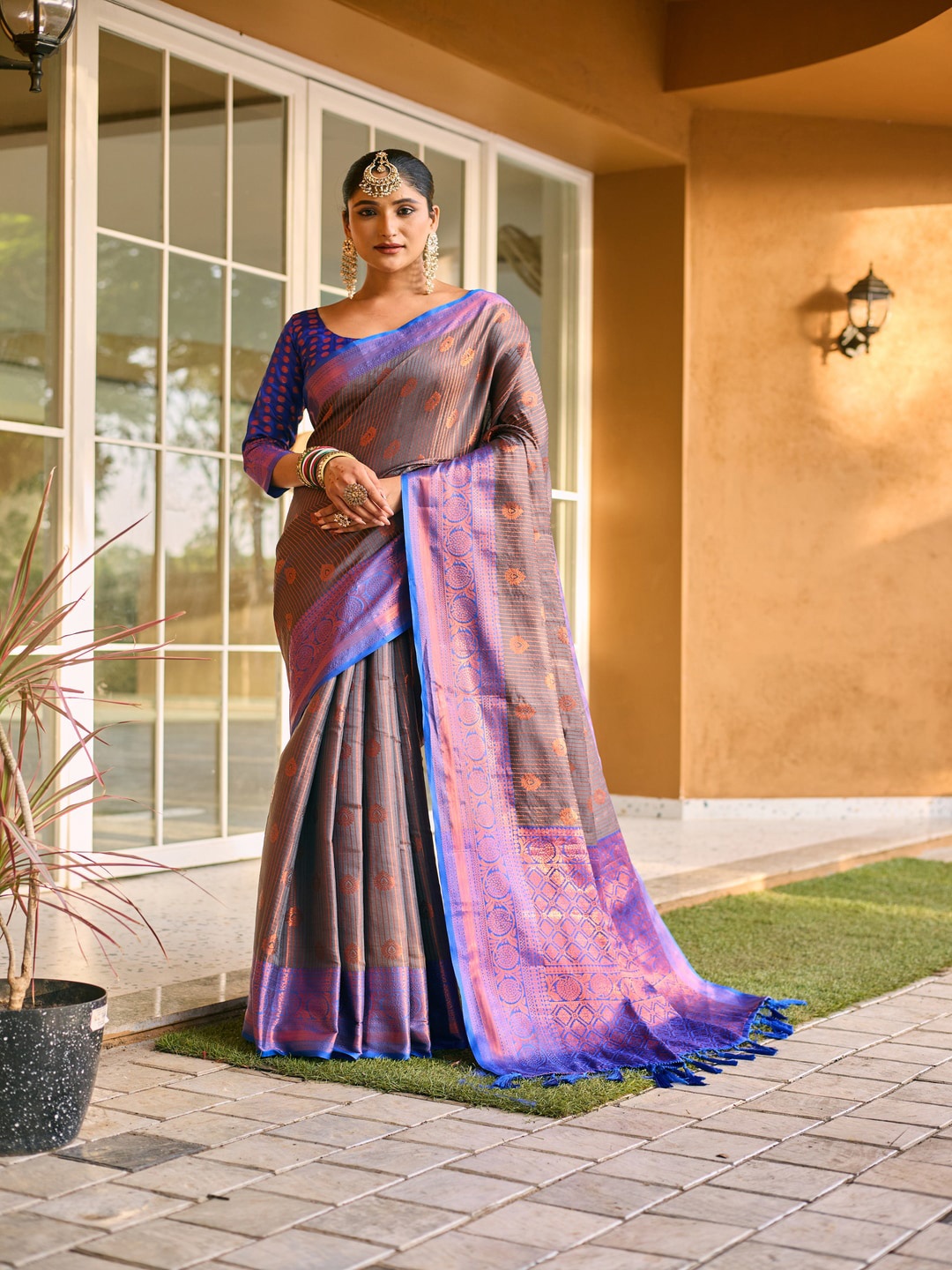 

Kandora Ethnic Motifs Woven Design Zari Banarasi Saree, Navy blue
