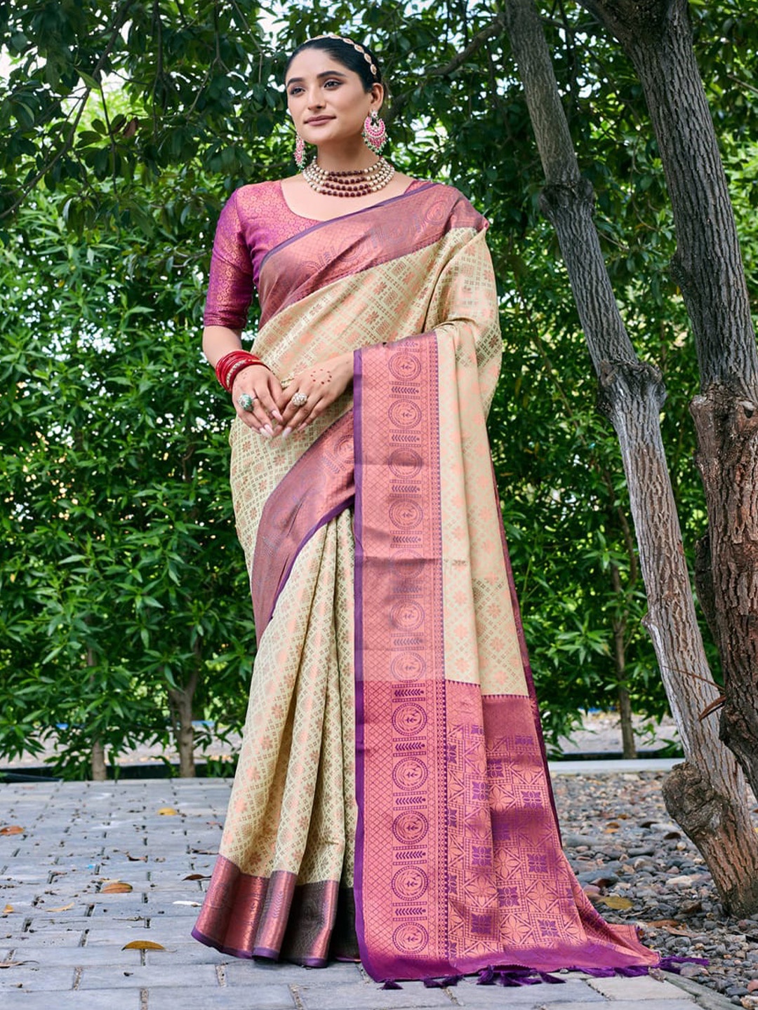 

Kandora Ethnic Motifs Woven Design Zari Kanjeevaram Silk Saree, Beige