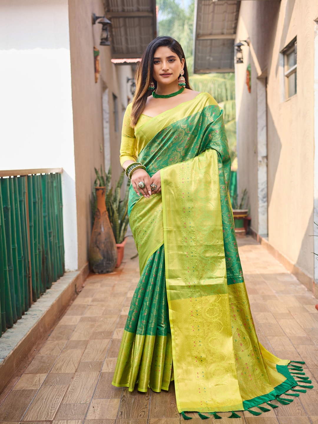 

Kandora Ethnic Motifs Woven Design Zari Banarasi Saree, Green
