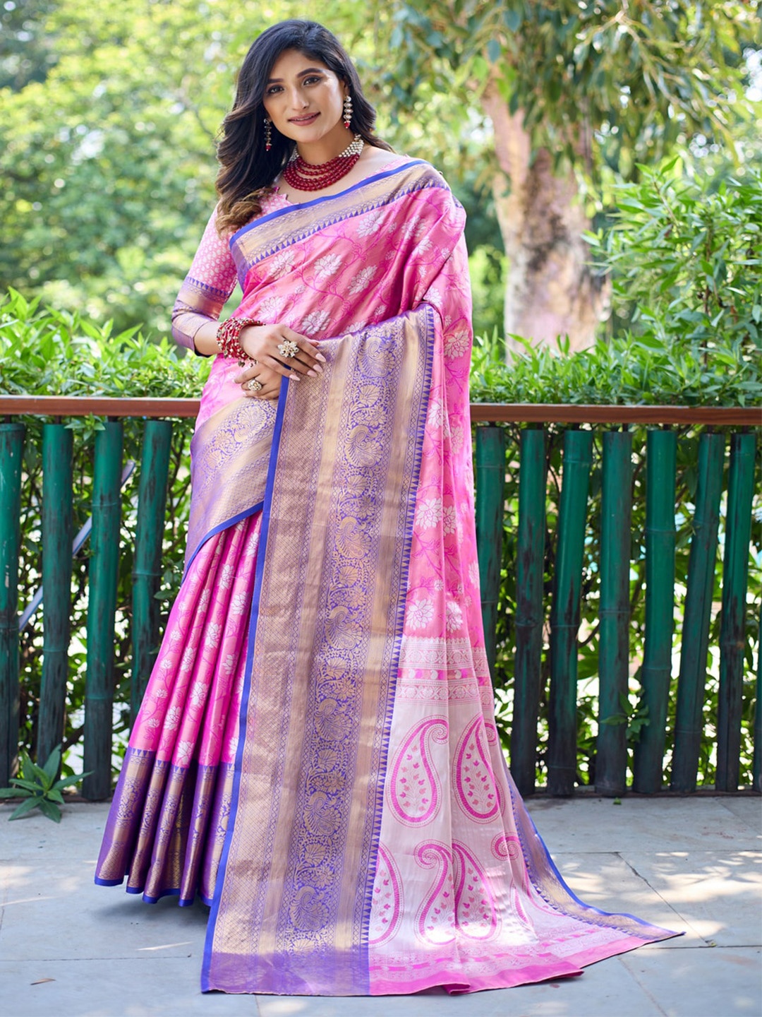 

Kandora Ethnic Motifs Woven Design Zari Tissue Banarasi Saree, Pink