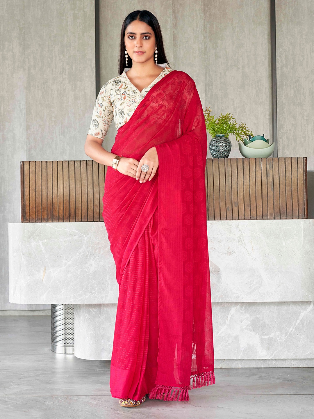 

Tikhi Imli Solid Georgette Saree, Magenta