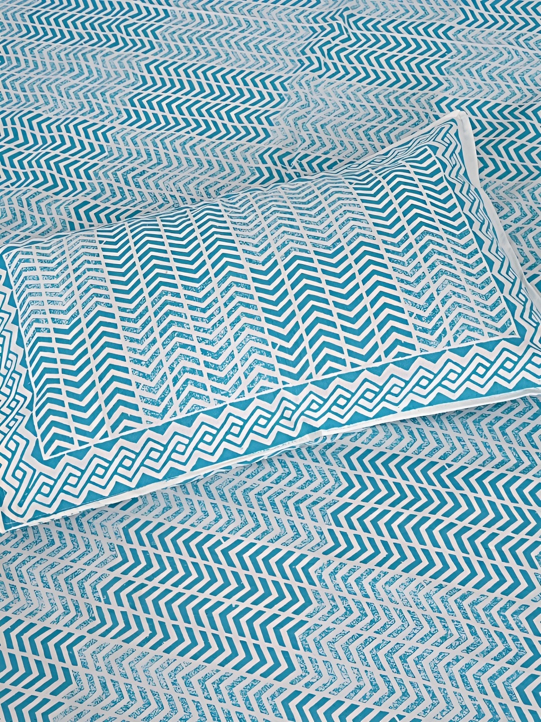 

LIVING ROOTS White & Blue Geometric Printed Cotton 210 TC King Bedsheet Set