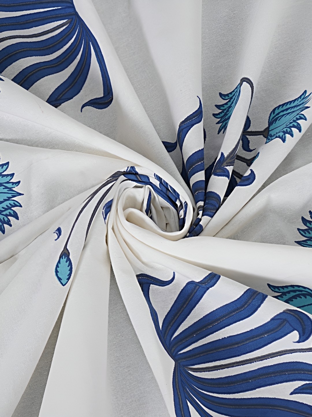 

LIVING ROOTS White & Blue Ethnic Printed Cotton 210 TC King Bedsheet Set