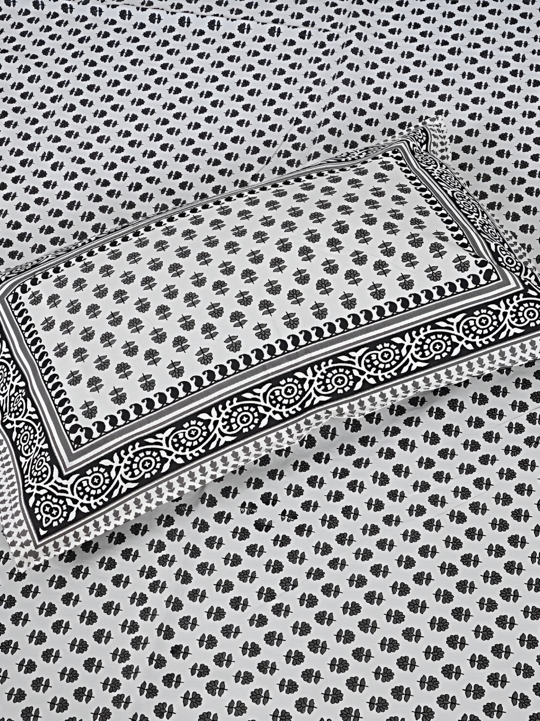 

LIVING ROOTS White & Grey Ethnic Printed Cotton 210 TC King Bedsheet Set