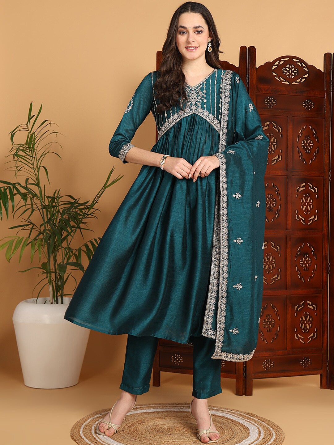 

AHIKA Floral Yoke Design Empire V-Neck Thread Work Kurta With Trousers & Dupatta, Green