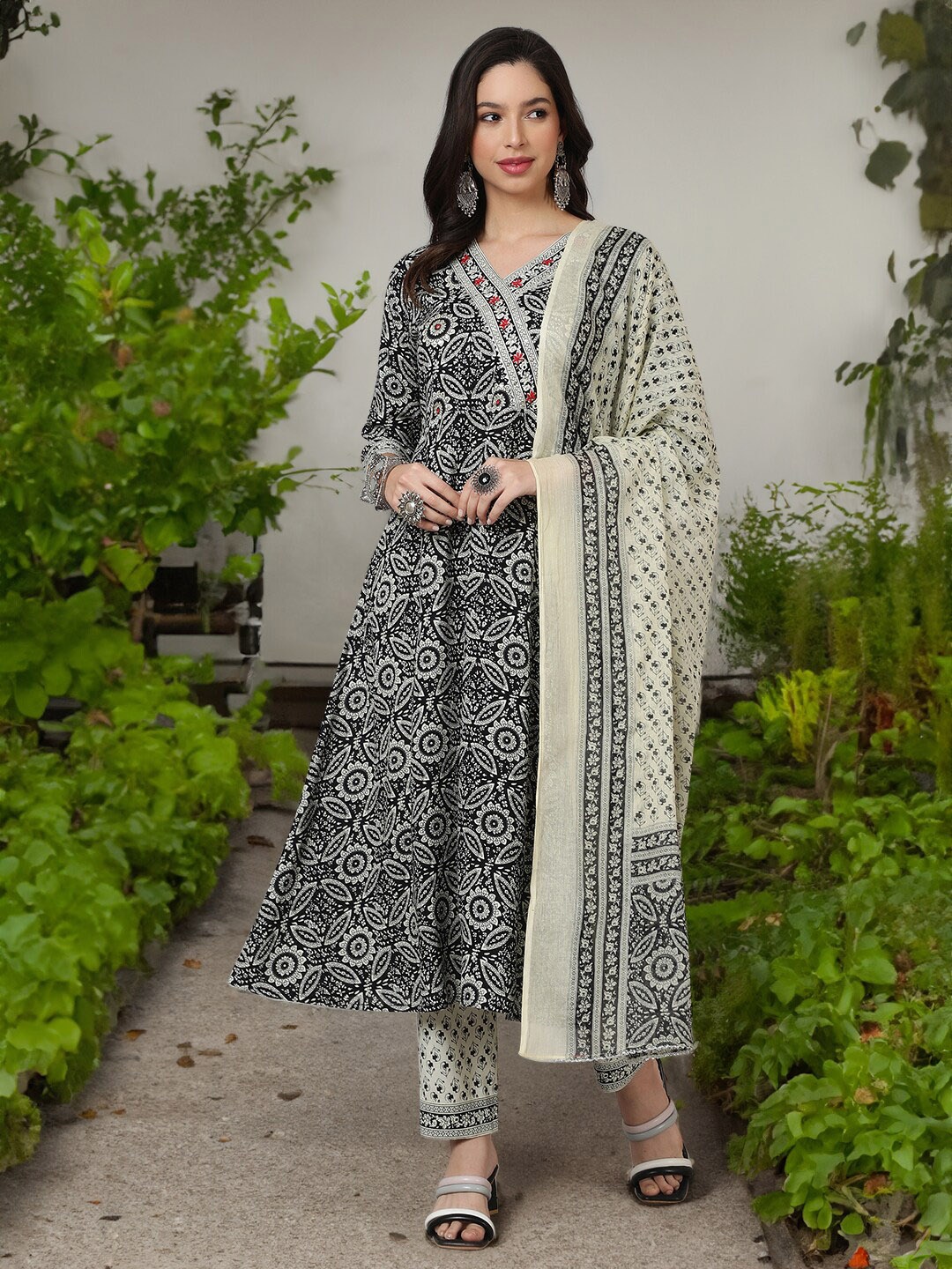 

SAK JAIPUR Floral Printed Angrakha Kurta with Trousers & Dupatta, Black