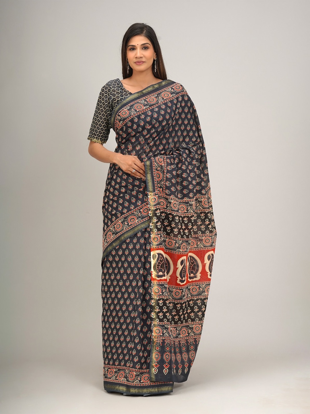 

KIAARON Ethnic Motifs Zari Pure Cotton Block Print Saree, Black